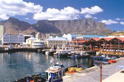 Die Waterfront und der Tafelberg in Kapstadt